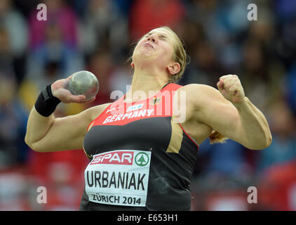 Zurigo, Svizzera. Il 15 agosto, 2014. Lena Urbaniak di Germania compete in campo femminile colpo messo Qualifacation al Campionato Europeo di Atletica 2014 al Letzigrund a Zurigo, Svizzera, 15 agosto 2014. Foto: Bernd Thissen/dpa/Alamy Live News Foto Stock