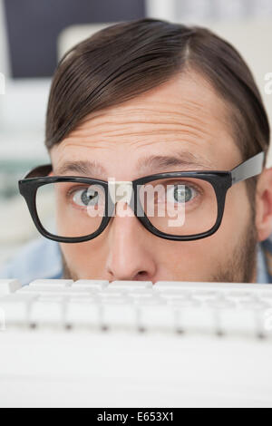 Da stupidi imprenditore lavorando sul computer Foto Stock