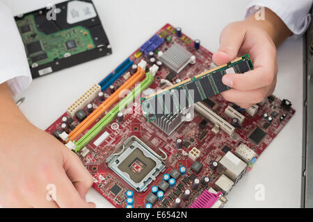 Tecnico che lavora su cpu guaste Foto Stock