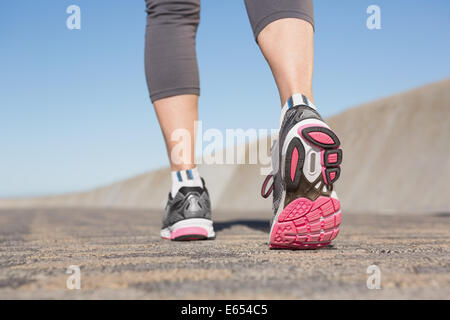 Attiva donna senior jogging sul molo Foto Stock