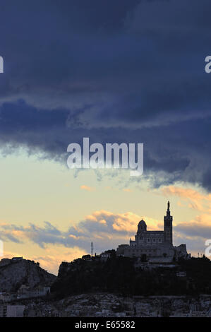 Notre-Dame-de-la-Garde basilica con cielo tempestoso, Marsiglia, Francia, Europa Foto Stock