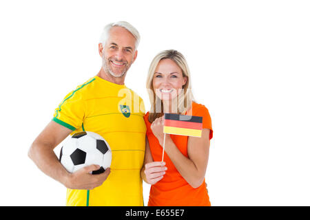 Appassionato di calcio giovane tifo e sorridente in telecamera Foto Stock