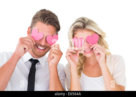 Attraente coppia giovane azienda Cuori rosa sopra gli occhi Foto Stock