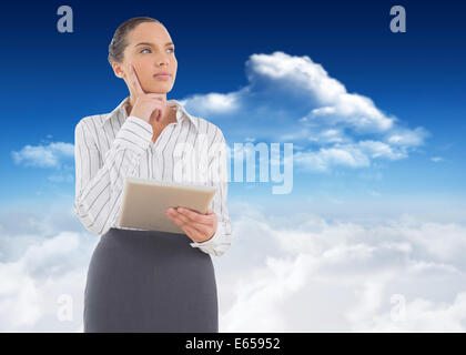 Immagine composita di confuse imprenditrice utilizzando un tablet pc Foto Stock