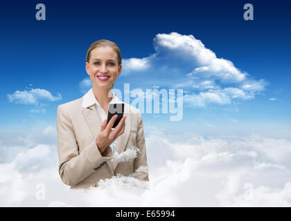 Immagine composita di ridere imprenditrice elegante smartphone di contenimento Foto Stock