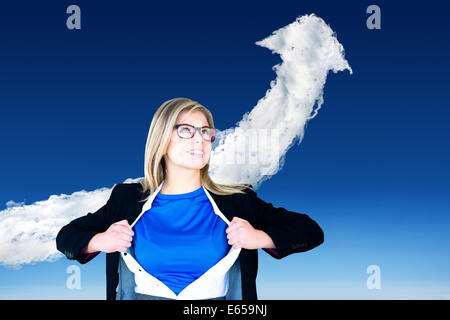 Immagine composita di imprenditrice aprendo la sua camicia stile di supereroi Foto Stock