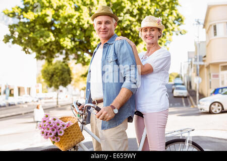 Felice Coppia matura per andare per un giro in bicicletta in città Foto Stock