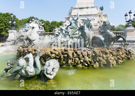 Statue in bronzo e fontana alla base delle colonne des Girondins, Bordeaux, Gironde, Francia, Europa Foto Stock