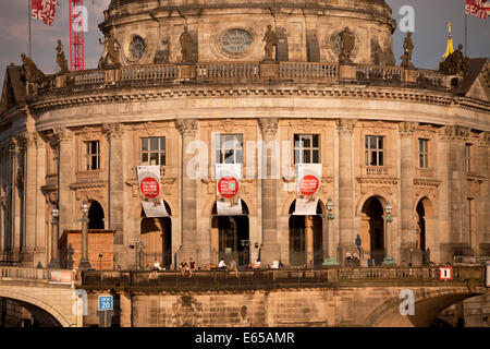 Gli ospiti seduti al Bode Museum, l'Isola dei Musei di Berlino, Germania, Europa Foto Stock