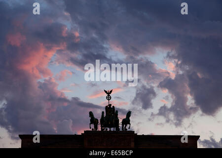 Silhouette Quadriga sulla Porta di Brandeburgo a Berlino, Germania, Europa Foto Stock