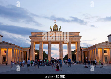 Gli illuminati dalla Porta di Brandeburgo e la piazza Pariser Platz a Berlino, Germania, Europa Foto Stock
