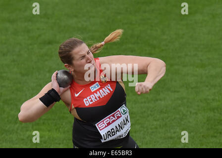 Zurigo, Svizzera. Il 15 agosto, 2014. Lena Urbaniak di Germania compete nel colpo messo le donne la qualificazione al Campionato Europeo di Atletica 2014 al Letzigrund a Zurigo, Svizzera, 15 agosto 2014. Foto: Rainer Jensen/dpa/Alamy Live News Foto Stock