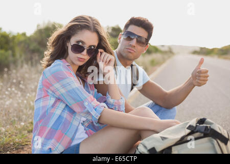 Giovane autostop sulla strada di campagna Foto Stock