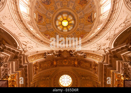 Vista interna e la cupola della cattedrale di Berlino o Duomo di Berlino in Germania, Europa Foto Stock