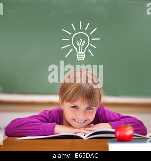 Immagine composita della mela rossa sulla pila di libri Foto Stock