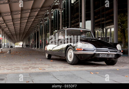 Un nero Citroen DS a 'La Grande Halle" presso il Parc de la Villette a Parigi Foto Stock