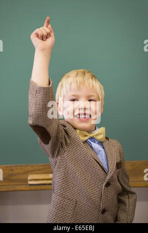 Carino allievo vestito come insegnante in classe Foto Stock