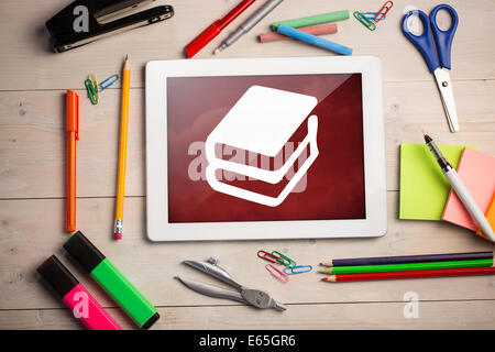 Immagine composita della tavoletta digitale sul banco degli studenti Foto Stock