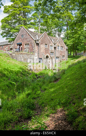 Il mulino nel parco di Dunham Massey Hall Altrincham Cheshire England Regno Unito foto scattata dal sentiero pubblico Foto Stock