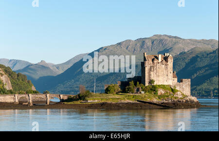 Eilean Donan Castle al punto di incontro di Loch Duich, Loch Alsh e Loch Long, Scozia Foto Stock