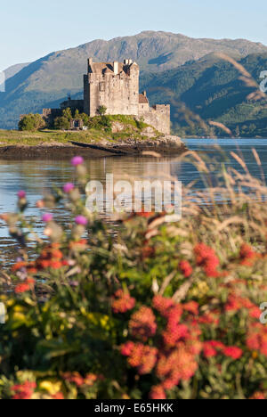 Eilean Donan Castle al punto di incontro di Loch Duich, Loch Alsh e Loch Long, Scozia Foto Stock