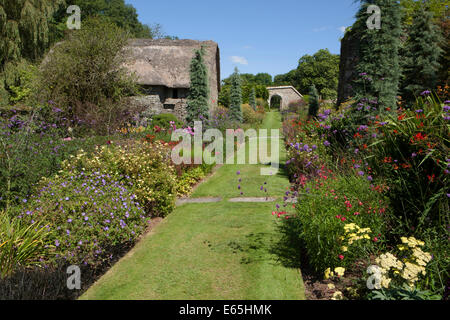 Il giardino murato al Garden House Buckland Monachorum Yelverton Devon su un pomeriggio estati Foto Stock