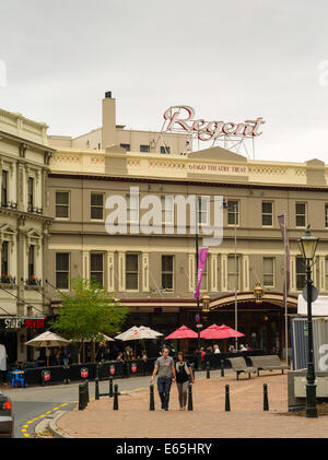 Una strada vista di gente che si diverte sull'Ottagono, il centro della città di Dunedin, Nuova Zelanda Foto Stock