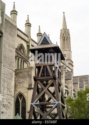 Torre campanaria sul lato della cattedrale di San Paolo, Dunedin, Nuova Zelanda Foto Stock