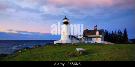 Il classico Pemaquid Point Lighthouse su di un'altra bella Nuova Inghilterra giornata autunnale, Bristol Maine, Stati Uniti d'America Foto Stock