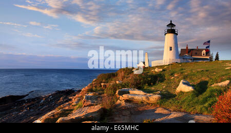 Il classico Pemaquid Point Lighthouse affacciato sull'Oceano Atlantico su una bella Nuova Inghilterra mattina, Bristol Maine, Stati Uniti d'America Foto Stock
