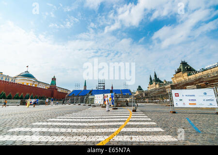 Mosca, Russia. Il 15 agosto, 2014. Sono in corso i preparativi per il militare internazionale di Music Festival - Torre Spasskaya a Mosca, Russia, Venerdì, 15 agosto 2014. Installazione militare arena tatuaggio sulla Piazza Rossa. Palazzo del Senato e del Senato torre (sinistra), principale grande magazzino GUM (a destra). La Piazza Rossa è il luogo del festival che si terrà dal 30 agosto al 7 settembre 2014 nella scia dei giorni della città di Mosca. Credito: Alex immagini /Alamy Live News Foto Stock