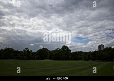 Pomeriggio di nuvole sopra i giardini di Buckingham Palace di Londra Foto Stock