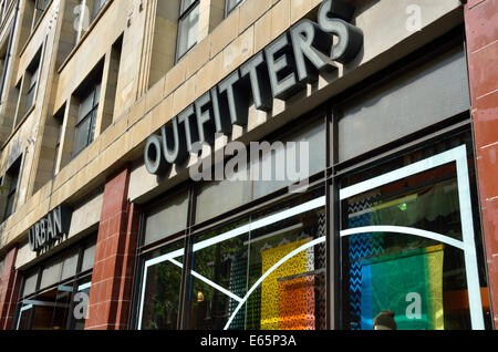 Urban Outfitters shop nella strada commerciale, Shoreditch, Londra, Regno Unito. Foto Stock