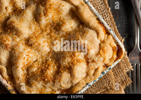 In casa forma delle scaglie Peach Cobbler in un piatto Foto Stock