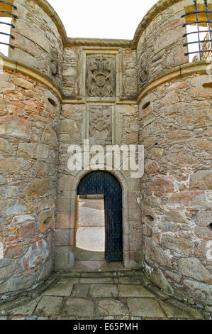 Il castello di TOLQUHON ABERDEENSHIRE in Scozia il gateway con torri e figure scolpite SOPRA LA PORTA Foto Stock