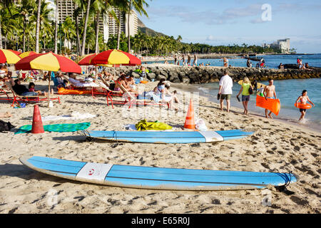 Honolulu Hawaii,Oahu,Hawaiian,Waikiki Beach,resort,Kuhio Beach state Park,Pacific Ocean Water,affitto,surf,affitto,famiglie,ombrelloni,viaggi visitatori Foto Stock
