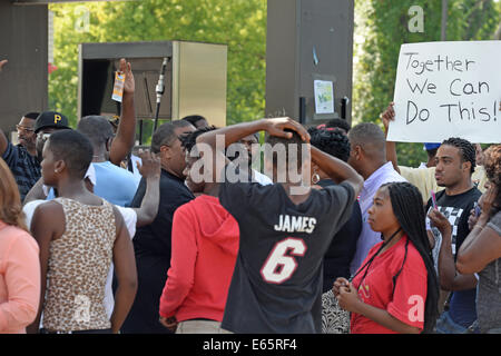 Ferguson, Mo., noi. Il 15 agosto, 2014. Dimostranti presso il sito del distrutto rapido viaggio reagiscono al capo di polizia Thomas Jackson rilascio del nome del funzionario che shot Michael Brown. Credito: Gino's immagini Premium/Alamy Live News Foto Stock