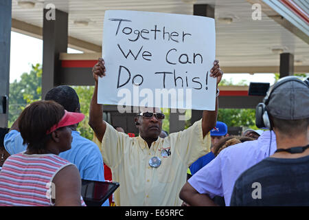 Ferguson, Mo., noi. Il 15 agosto, 2014. L'uomo presso il sito del distrutto rapido viaggio detiene il segno dopo capo di polizia Thomas Jackson rilascio del nome del funzionario che shot Michael Brown. Credito: Gino's immagini Premium/Alamy Live News Foto Stock