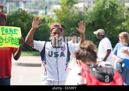 Ferguson, Mo., noi. Il 15 agosto, 2014. I manifestanti in corrispondenza del sito di distrutto rapido viaggio reagire dopo il capo di polizia Thomas Jackson rilascio del nome del funzionario che shot Michael Brown. Credito: Gino's immagini Premium/Alamy Live News Foto Stock