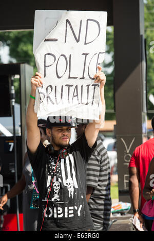 Ferguson, Mo., noi. Il 15 agosto, 2014. L'uomo presso il sito del distrutto rapido viaggio reagisce al capo di polizia Thomas Jackson rilascio del nome del funzionario che shot Michael Brown. Credito: Gino's immagini Premium/Alamy Live News Foto Stock