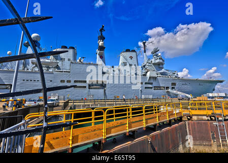 Di sua maestà la Base Navale (HMNB) Portsmouth è una delle tre basi operative nel Regno Unito per la British Royal Navy Foto Stock