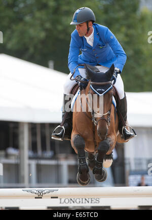 Londra, Regno Unito. Il 15 agosto, 2014. Il Longines Global Champions Tour di Londra. Jane Richard Philips [SUI] riding Pablo de Virton in azione durante il CSI5* Sapinda Prix. Credito: Stephen Bartolomeo/Alamy Live News Foto Stock