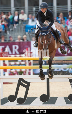 Londra, Regno Unito. Il 15 agosto, 2014. Il Longines Global Champions Tour di Londra. Jane Richard Philips [SUI] riding Pablo de Virton in azione durante il CSI5* Sapinda Prix. Credito: Stephen Bartolomeo/Alamy Live News Foto Stock