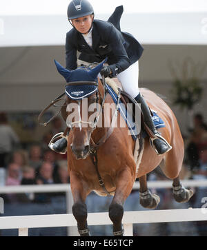 Londra, Regno Unito. Il 15 agosto, 2014. Il Longines Global Champions Tour di Londra. Jane Richard Philips [SUI] riding Pablo de Virton in azione durante il CSI5* Sapinda Prix. Credito: Stephen Bartolomeo/Alamy Live News Foto Stock