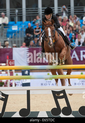 Londra, Regno Unito. Il 15 agosto, 2014. Il Longines Global Champions Tour di Londra. Edwina Tops-Alexander [AUS] maneggio Vecchio Chap Tame in azione durante il CSI5* Sapinda Prix. Credito: Stephen Bartolomeo/Alamy Live News Foto Stock