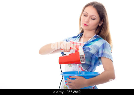 Giovane bruna femmina cuoco prepara il cibo con gli utensili da cucina Foto Stock