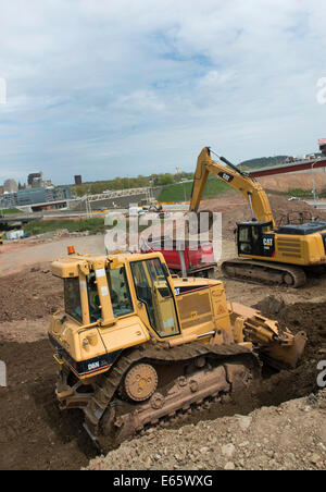 Escavatore bulldozer e lavorando sulla I-95 New Haven porto attraversando policyre-utilizzare pila. Foto Stock