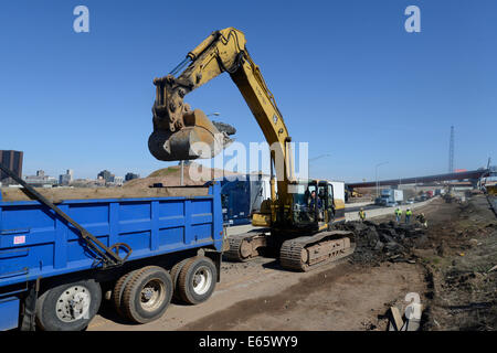 Escavatore lavorando sulla I-95 New Haven porto il progetto Crossing la lacerazione di vecchie autostrada, sostituirlo con uno nuovo. Foto Stock