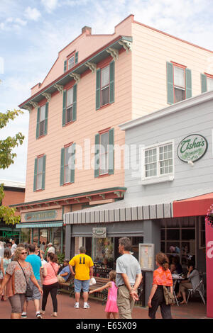 I turisti passano Tisha il bel ristorante sul Washington Street Mall in Cape May, New Jersey, Jersey Shore Foto Stock