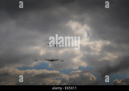 Biggin Hill, Kent, Regno Unito. Il 15 agosto, 2014. Meteo: scena drammatica come Battle of Britain Memorial Flight con il Canadese Lancaster appaiono attraverso il cielo tempestoso sull'approccio a Biggin Hill airfield in Kent dopo la visualizzazione a Eastbourne Airbourne sulla costa del Sussex.. Credito: David Burr/Alamy Live News Foto Stock